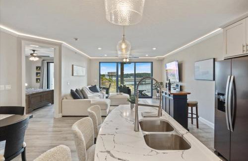 Lakefront Topsider Condo w/ Boat Slip, 2 Pools & Large Deck - Foto 17