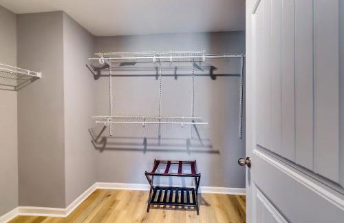 Open Plan Arcade Home with Natural Hardwoods Sleeps 10 - Foto 48