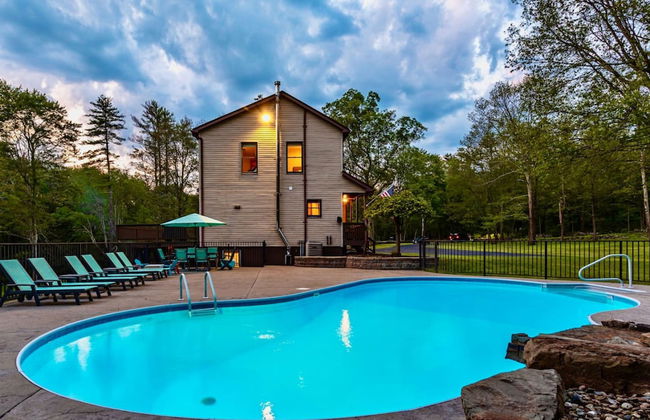 Family Fun Oasis Hot Tub Steam Room Pool Stream Firepit Games - Foto 67