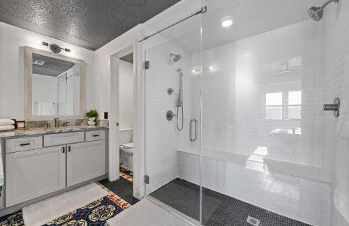 Iowa River Landing steps to Xtream Arena & Coralville Convention Center - Foto 26