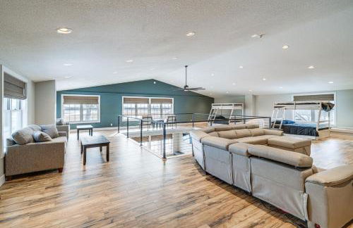 Patio and Fishing Pond! Modern Barndominium Near KC - Foto 31