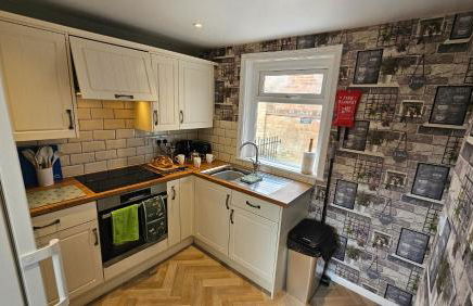 Entire Charming Three Bedroom Seaside House With Garden - Close to Town & Beach, Ideal for Groups, Families - Foto 5