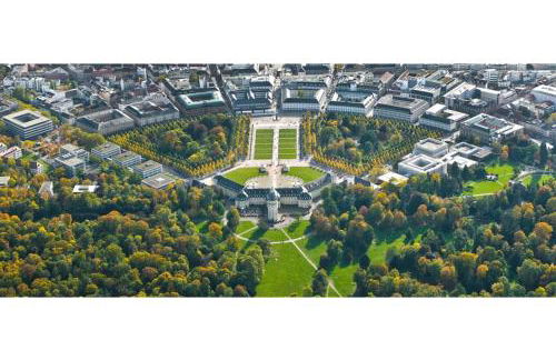 Spacious Apartment with Balcony - nearby Schlosspark - APOLONIAliving - Foto 32