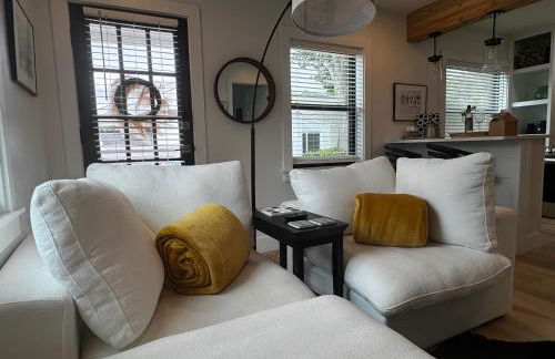 Walk to Best Eats and Shops and Stay in Style - Photo 12