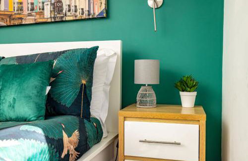 Modern 2-Bed Apartment - Near Train and Town - Parking Available - Foto 18