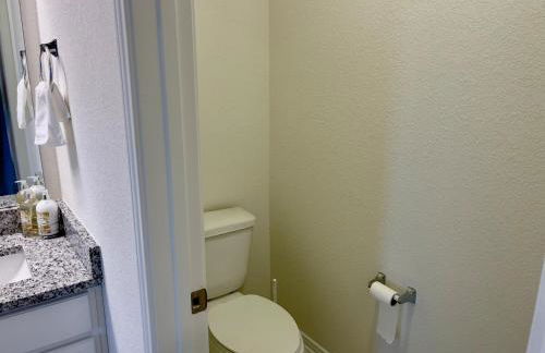 Spacious 3BR with Loft and Patio - Foto 33