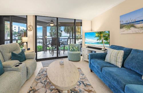 Waterfront Island Oasis! Heated Pool with Stunning View & 2 Full Bath - Foto 16