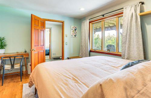 Walk to Bethel Woods Family Home with Deck and Views! - Foto 22