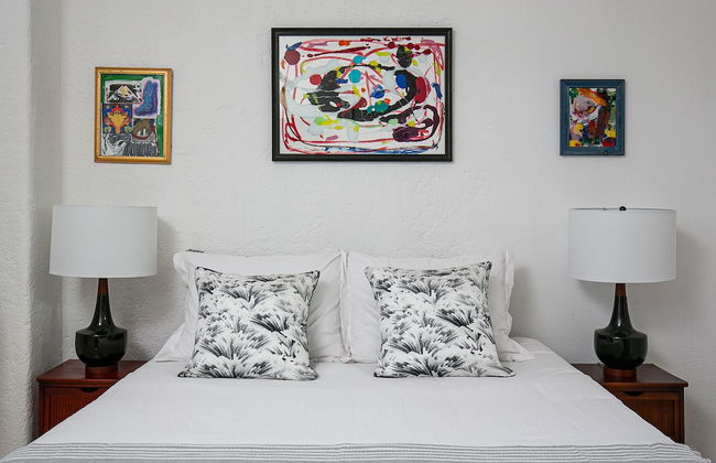 Beautiful Studio Near Hollywood! Sleeps 2! - Photo 1