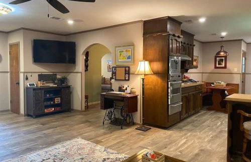 StockYards! Walk 3 Blocks-Ranch House sleeps 8 - Foto 49