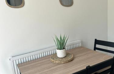 Stylish Barwell Home C with Free Parking - Sleeps 4 - Foto 14