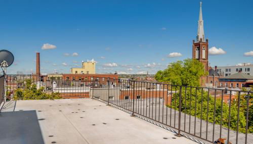 1 Mi to to MandT Bank Stadium Home with Rooftop Patio - Foto 3