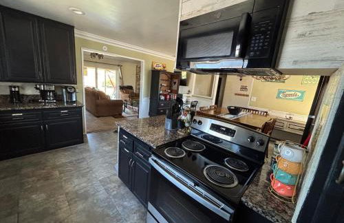 Peaceful & Cozy 3 bedroom Ranch-Home w/Fireplace - Foto 1