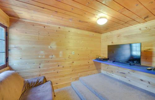 Spacious Winter Retreat with River Access and Kayaks! - Foto 32