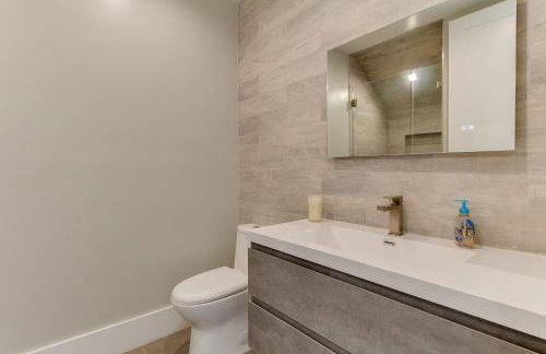 Luxury Modern 4 Bedroom 4 Bathroom Home with Rooftop Deck #4 - Foto 8