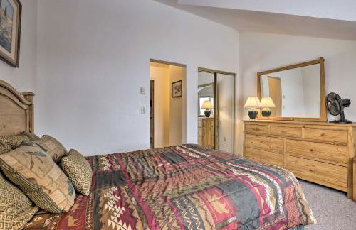 Fireplace and Stream Access Cozy Grand Lake Retreat - Foto 15