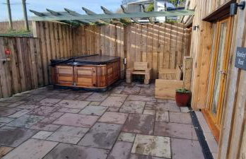 Stylish Lodge in the Peak District sleeps up to 9 - Photo 14