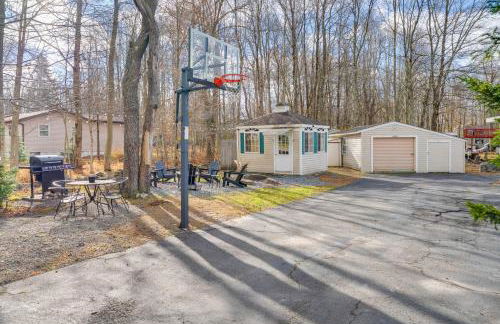 Game Room, Hot Tub and Fire Pit Pocono Lake Escape! - Foto 27