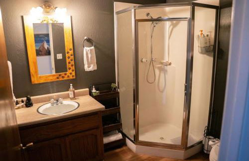 Sierra Cabin w NEW Hot Tub Walk to Town - Photo 10