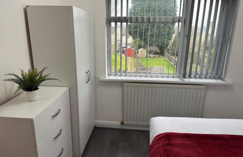 4 Beds House for Families & Contractors with Free Parking - Photo 3