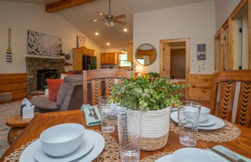 Riverfront Little Red Cabin, Hot Tub, World-class Trout Fishing, Views & Boat Access - Photo 11