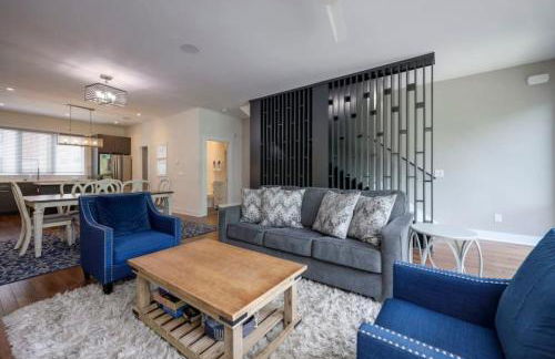 Modern Townhome, Large Game Room, 10min to Downtown! Sleeps 10! - Foto 13