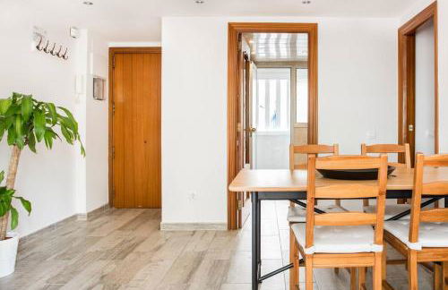 Charming Apartment With Vibrant Accents - Photo 29