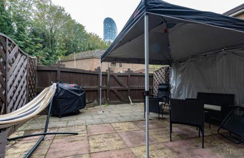 Open Mind Property - 3 Bed Home with Free Parking - Foto 20