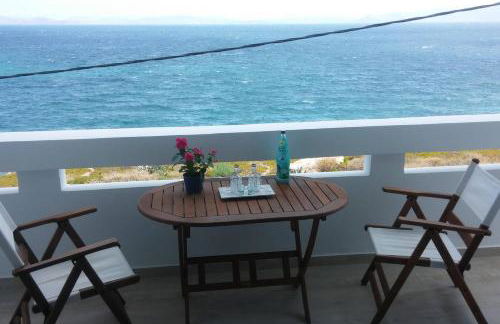 Overlooking the blue sea - Foto 4