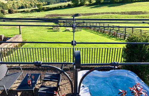 Cosy 2 bedroom apartment, terrace with Hot Tub 8am - 10pm plus private daily use of indoor pool and sauna 1 hour - Photo 1