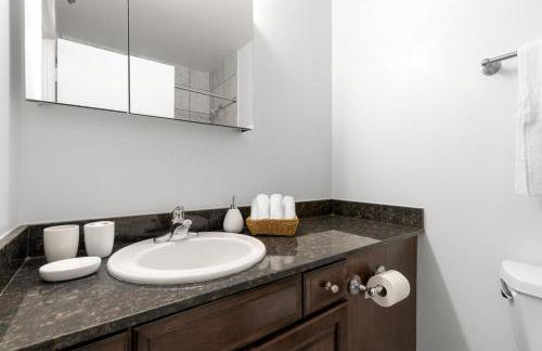 Gold Coast 2BR w Gym Pool nr Oak St Beach CHI-207 - Photo 17