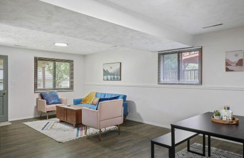 Central Location - 2 living spaces & covered patio! - Foto 14