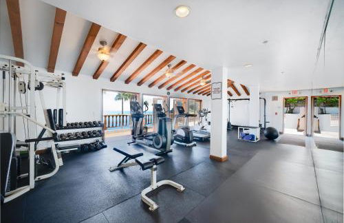 10-Star Property! Premium Ocean Views, Immaculate Corner Condo with Fireplace, New Golf Cart - Foto 29