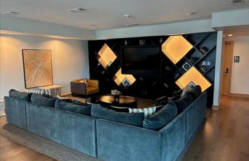 SkyPool-Roof Lounge-Free Parking-Gym-Loft-Theatre - Photo 21