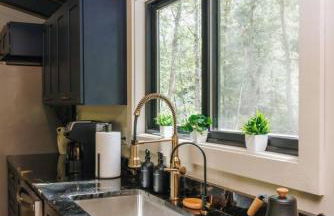 NEW Unique Stay w King Beds and Private Hot Tub - Foto 28