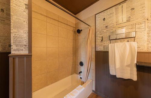 Miners Cabin #4 - King Bed - Private Balcony with Views - Foto 35