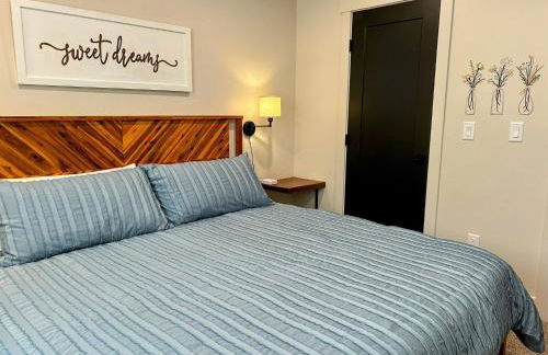 Peaks & Pines Modern Gem, 2 Kings, Bunks, Hot Tub, Walkable, Kid's Cove - Foto 39