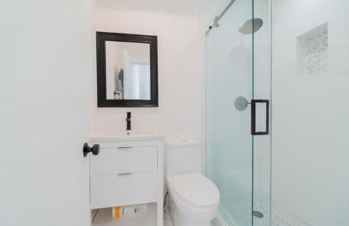 2BR Beachside Retreat with Pool - Foto 19