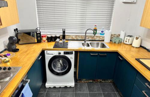 Luxury 2-Bed Apartment,Office with Built-In TV King Bed, Private Entrance and free Parking - Foto 2