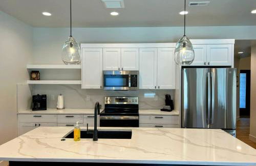 Alpine Escape Luxury Retreat, Hot Tub, Walkable, Mountain Views, 3 King Beds - Foto 9