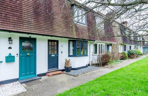 Cozy 3 Bedroom Terrace Cottage in Epsom - Photo 53