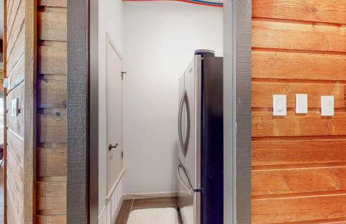 Lakefront home with hot tub, dock, kayaks, central AC, & great lake views - Foto 27