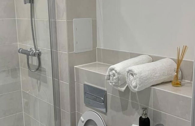 Stunning 2-bed Apartment in Grays - Photo 36