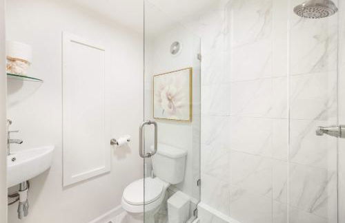 Rare 3BR Modern Urban Escape Private Garage - Foto 10