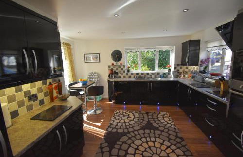 Detached Riverside Family Home on the River Conwy, Snowdonia, 6 Guests - Foto 16