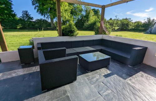 Unique, Spacious, Self-Built Eco Home with huge garden and movie room - Photo 50