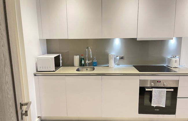 Stunning 1-bed Deluxe Apartment in Slough - Photo 8