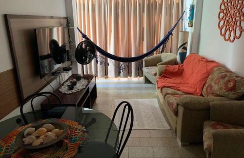 Apartamento Praia das Astúrias, 2 minutos de caminhada para praia, piscina, garagem demarcada, cama Queen - Foto 2