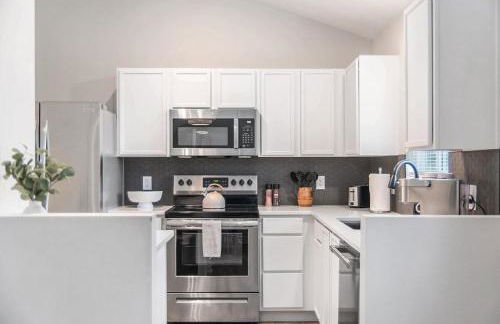 Elegant Escape-Fenced Yard BBQ & Cozy Fire Pit - Foto 11