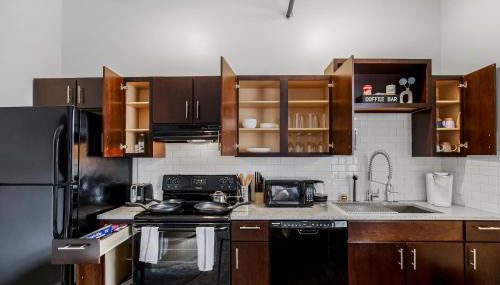 Chic 1BR Parking, Rooftop, Near Arrowhd & TMobile - Photo 3